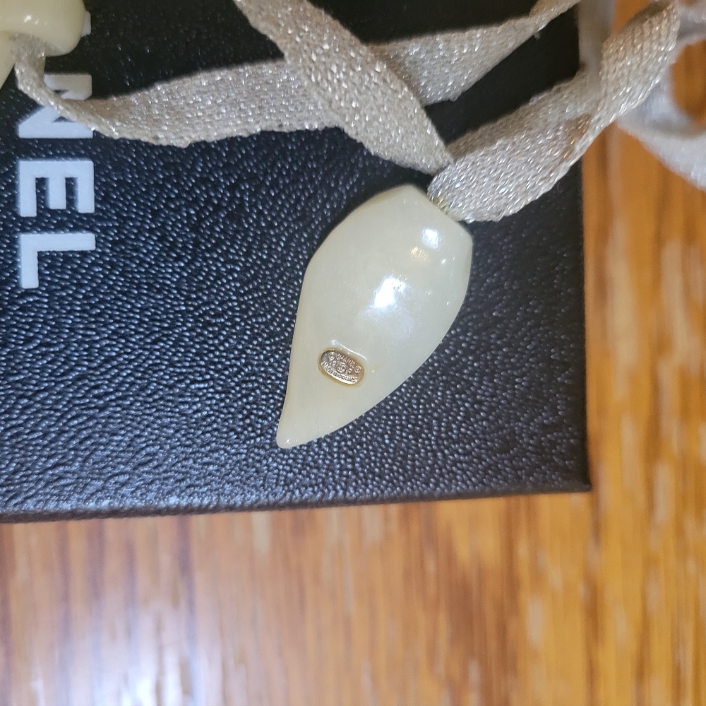 A unique Chanel Ivory Rose gold ribbon necklace! - Picture 7 of 8